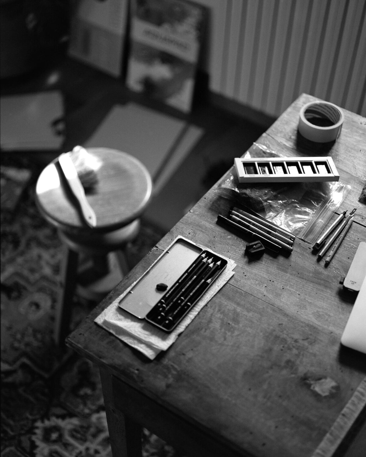 Mesa de trabajo con lápices y materiales de dibujo